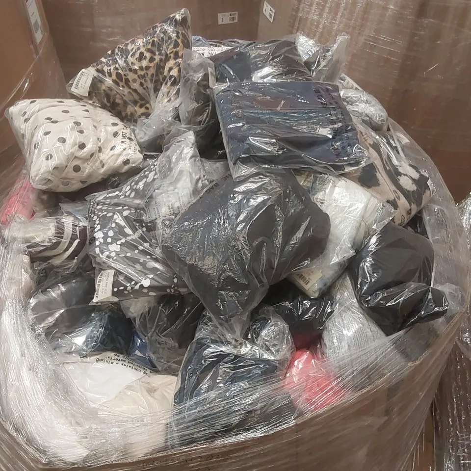 PALLET CONTAINING APPROXIMATELY 600X BRAND NEW ASSORTED DESIGNER CLOTHING ITEMS INCLUDING: JD WILLIAMS DRESS, JD WILLIAMS TROUSERS, JULIPA DRESS ECT