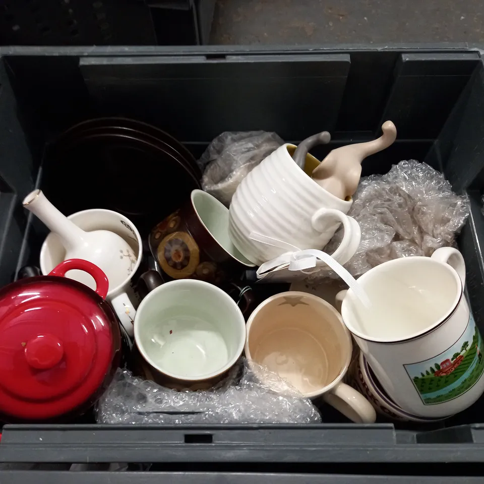 LARGE QUANTITY OF CERAMIC AND GLASS HOUSEHOLD ITEMS TO INCLUDE DECORATIVE JUS, CUPS AND LAMPS - COLLECTION ONLY
