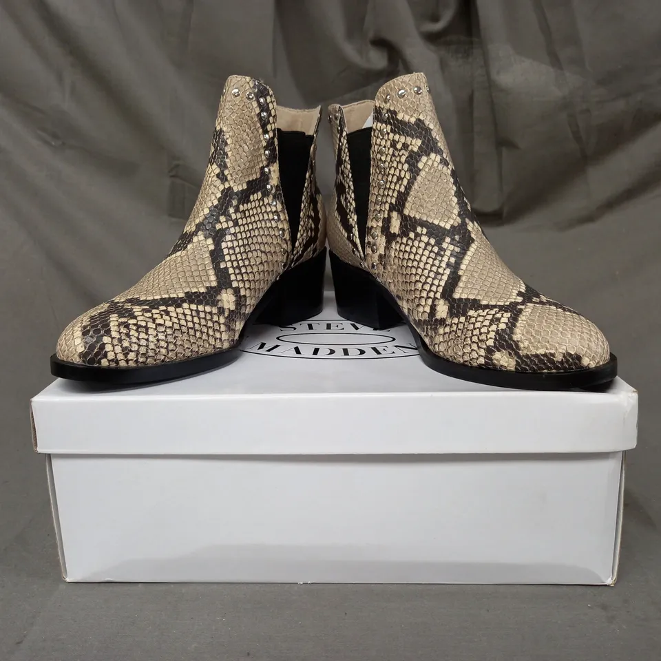 BOXED PAIR OF STEVE MADDEN CADE LEATHER ANKLE BOOTS IN BEIGE EU SIZE 37
