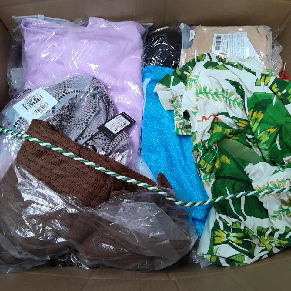 BOX OF APPROXIMATELY 25 ASSORTED CLOTHING ITEMS TO INCLUDE - SOCKS , SCARF , HAT ETC