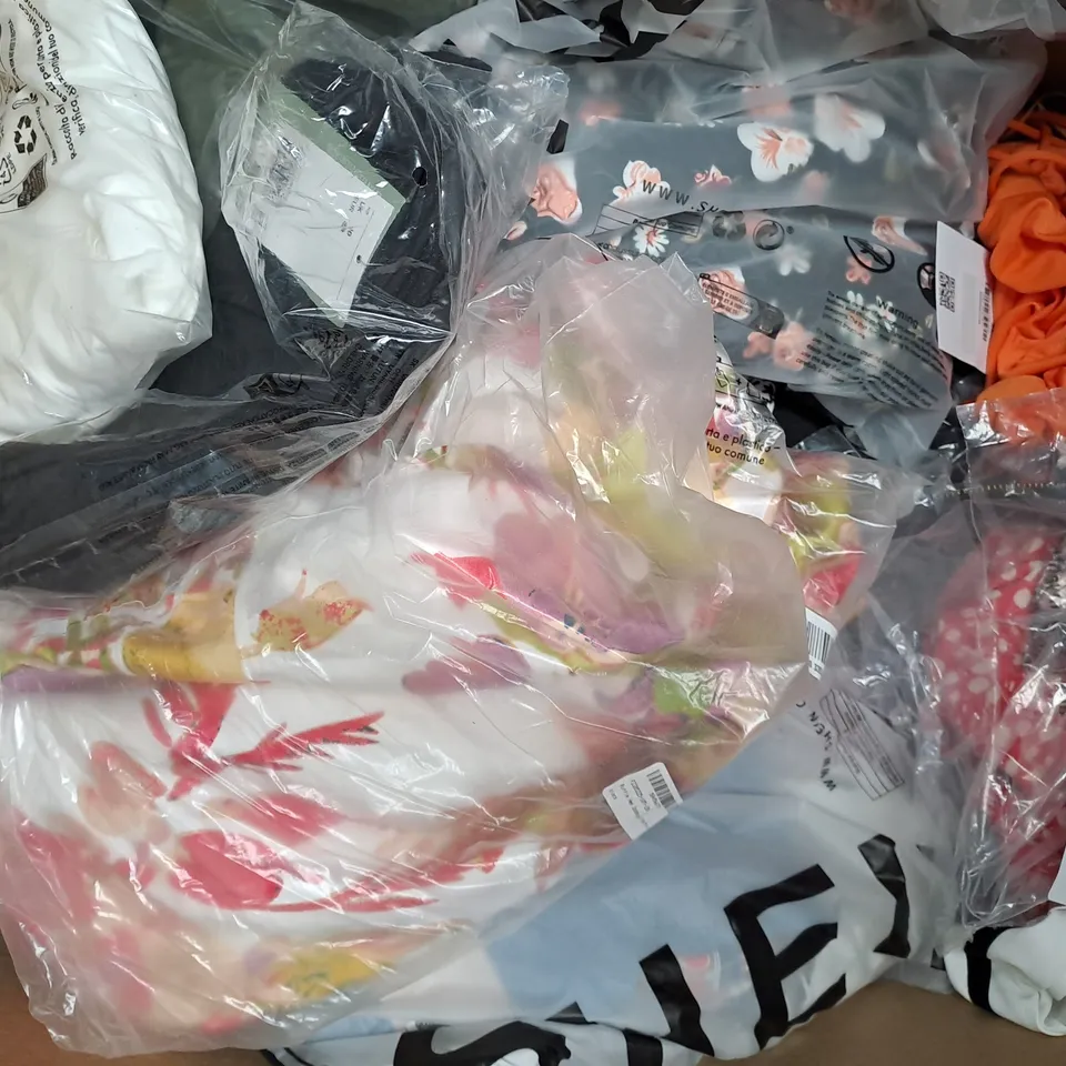 BOX OF APPROXIMATELY 20 ASSORTED CLOTHING & FASHION ITEMS IN VARIOUS STYLES AND SIZES TO INCLUDE SHEIN, GAFFER, ETC