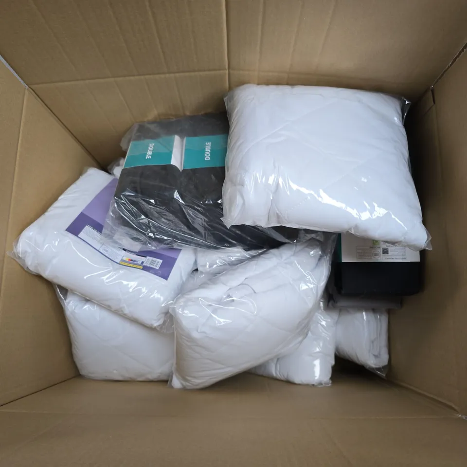 APPROXIMATELY 20 ASSORTED BEDDING ITEMS TO INCLUDE PILLOW PROTECTORS, FITTED SHEETS - COLLECTION ONLY 