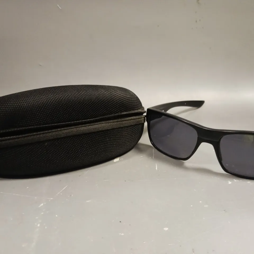 OAKLEY TWOFACE BLACK FRAMED SUNGLASSES 