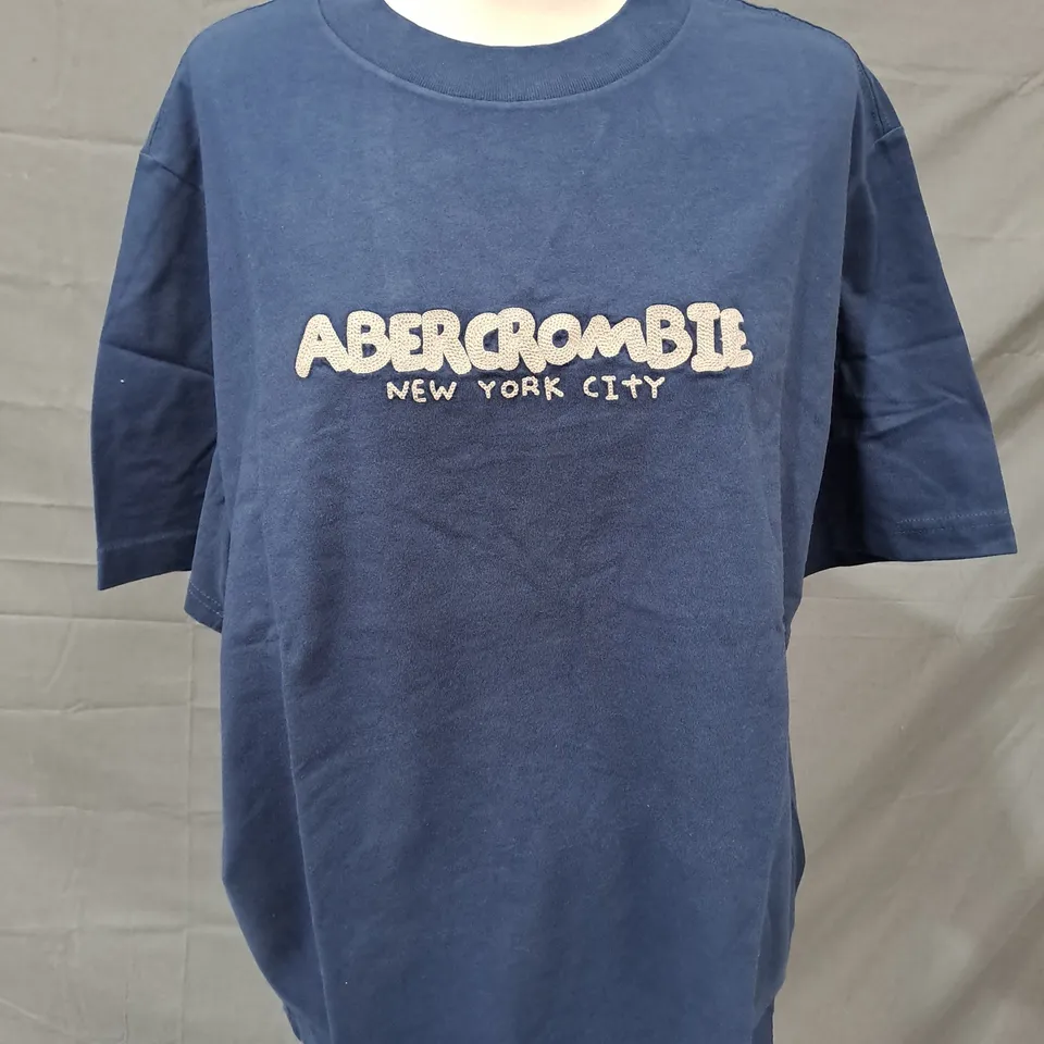 ABERCROMBIE & FITCH T-SHIRT IN NAVY SIZE SMALL