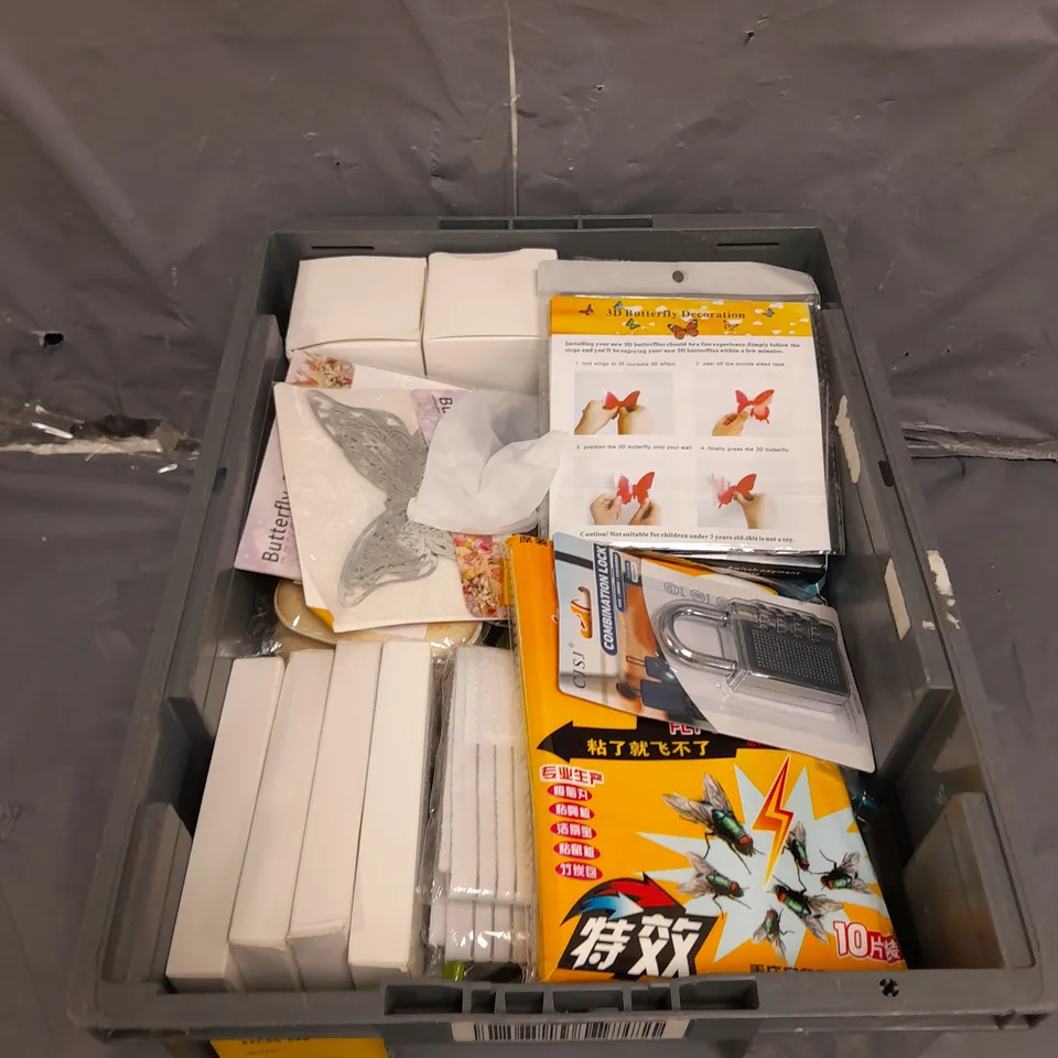 APPROXIMATELY 12 ASSORTED HOUSEHOLD ITEMS 