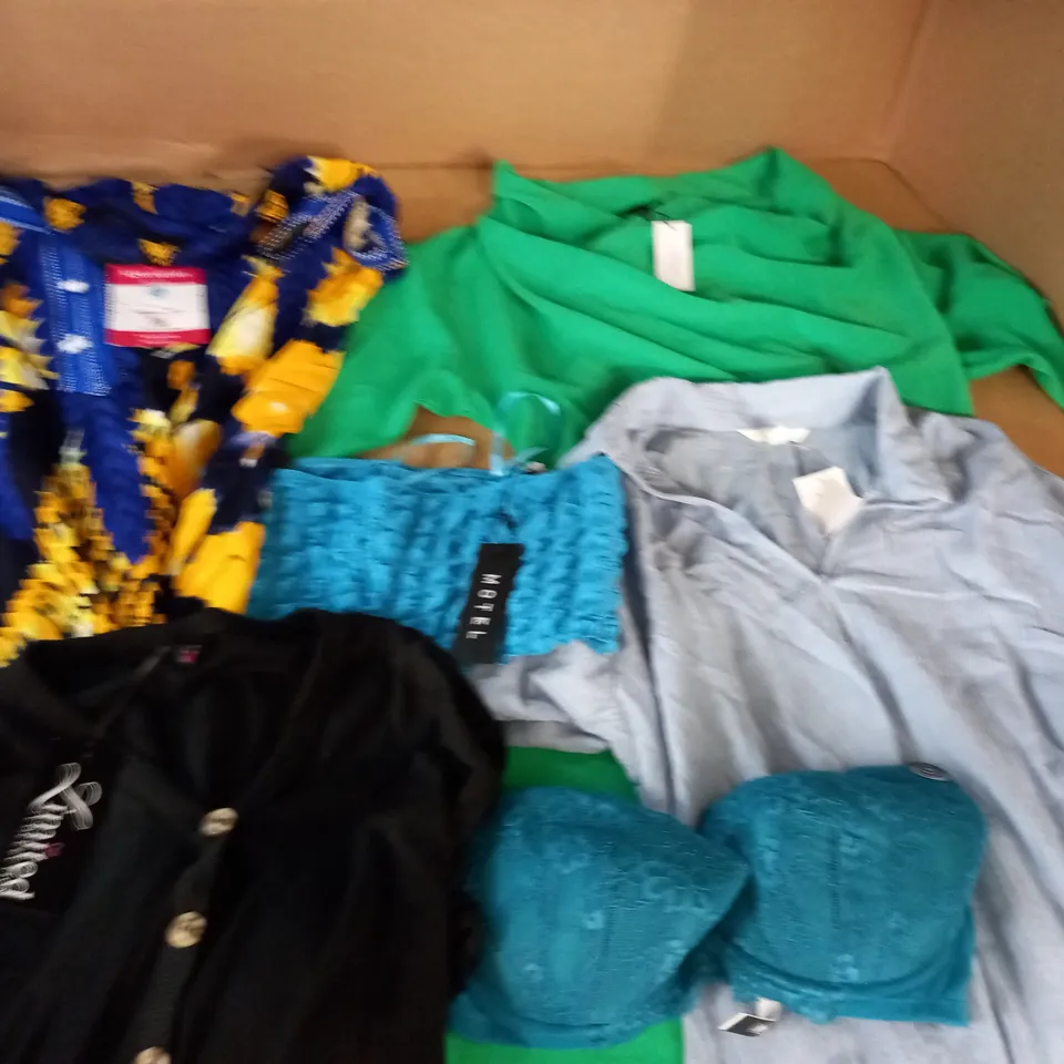 LARGE QUANTITY OF ASSORTED CLOTHING ITEMS TO INCLUDE KAREN MILLEN, MOTEL AND H&M