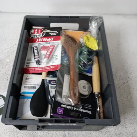 BOX CONTAINING A MIX OF APPROXIMATELY 15 ASSORTED HOUSEHOLD ITEMS INCLUDING AUTUMN STRAWS, METAL PARTS, KITCHEN UTENSILS ETC.