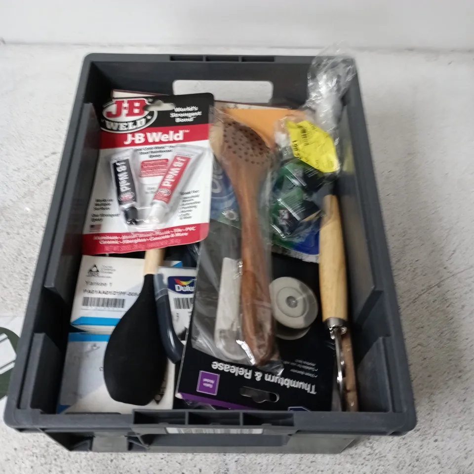 BOX CONTAINING A MIX OF APPROXIMATELY 15 ASSORTED HOUSEHOLD ITEMS INCLUDING AUTUMN STRAWS, METAL PARTS, KITCHEN UTENSILS ETC. 