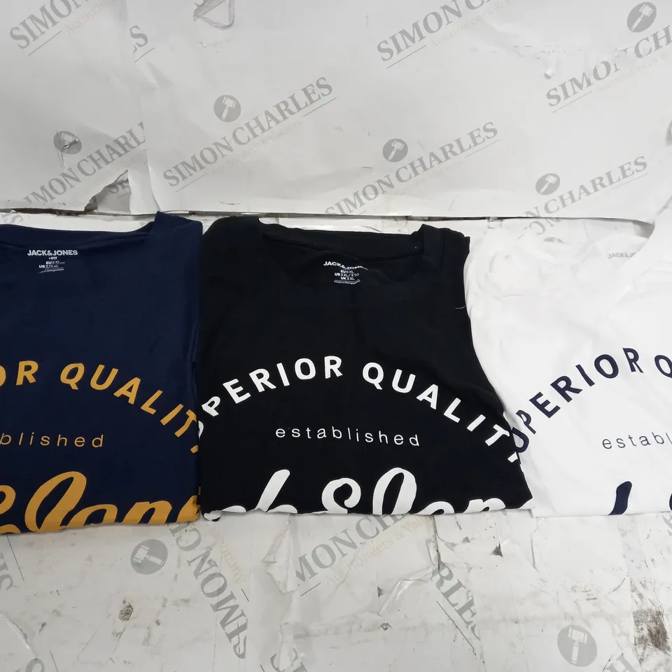 LOT OF CLOTHING ITEMS APPROXIMATELY 30 TO INCLUDE JUMPERS, LEATHER JACKET, T-SHIRTS ETC