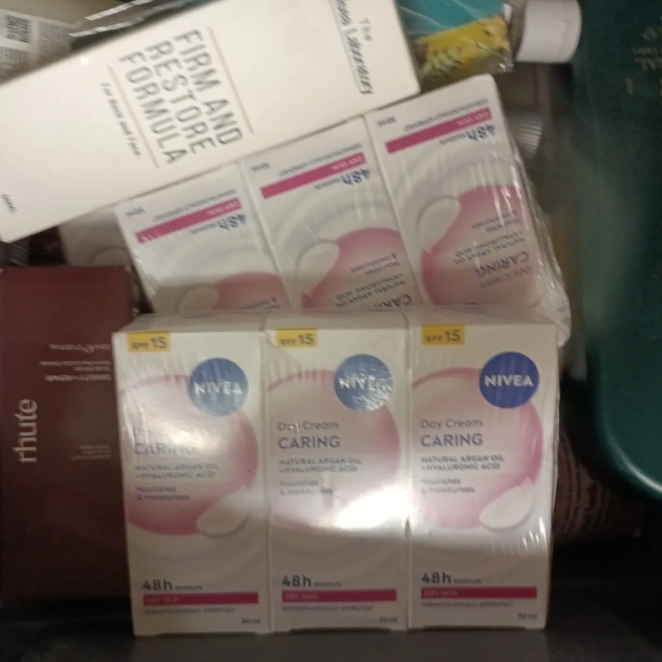 APPROXIMATELY 18 ASSORTED COSMETIC ITEMS TO INCLUDE DOVE, NO7, ETC - COLLECTION ONLY