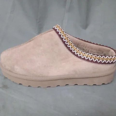 BOXED PAIR OF KHAKI SLIPPERS SIZE 39