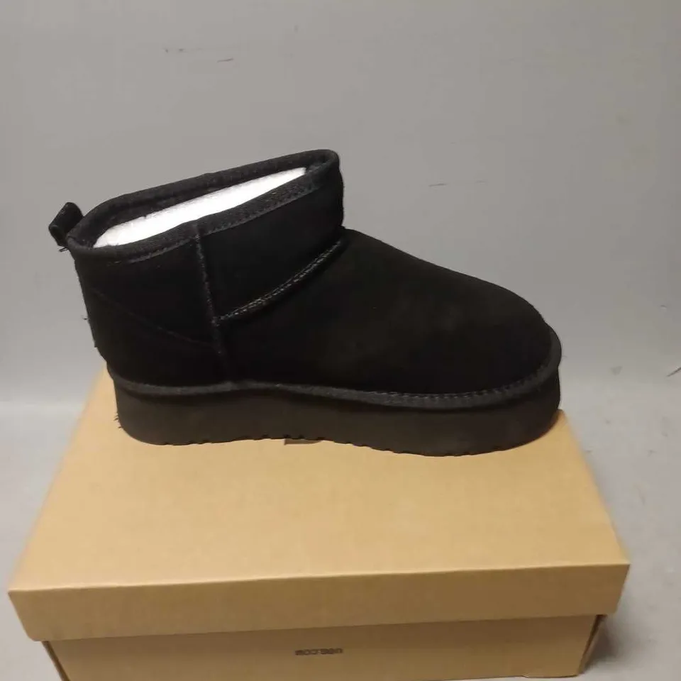 BOXED PAIR OF UGG FLEECED INSERT BOOTS - 7