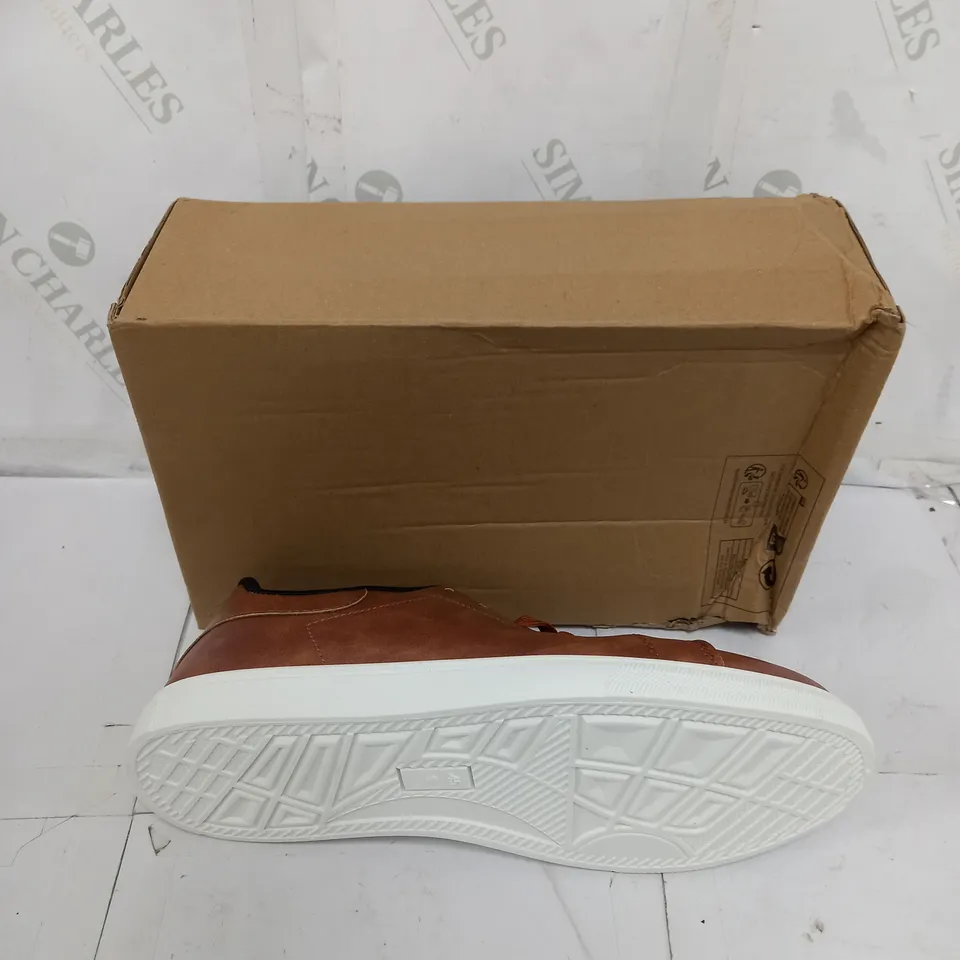 BOXED PAIR OF DESIGNER FLAT LEATHER LACED TRAINERS SIZE 45
