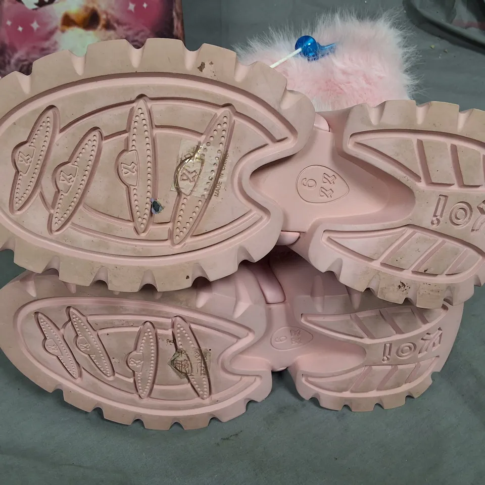 BOXED KOI HAIRY LOLLIPOP SNOW BOOTS IN PINK - UK 6