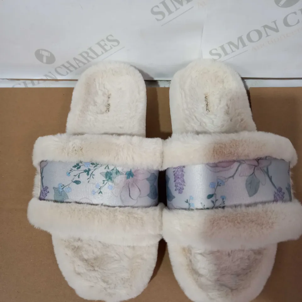 VIONIC FLORAL DESIGN WHITE FLUFFY SLIPPERS, SIZE 6 UK