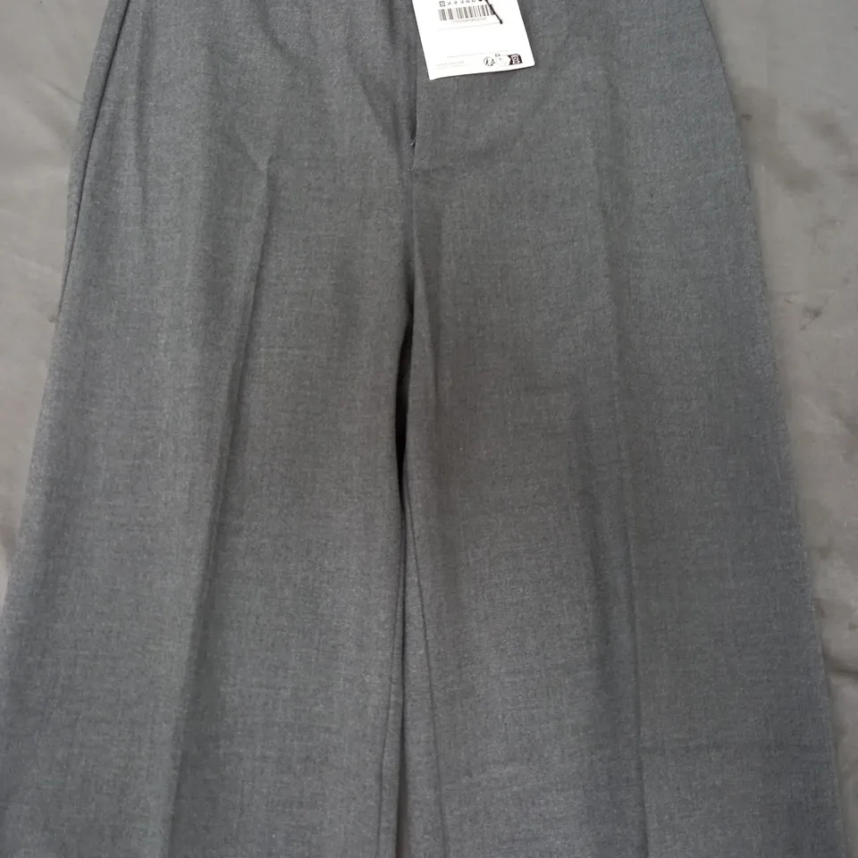 PULL & BEAR TROUSERS IN GREY SIZE 4