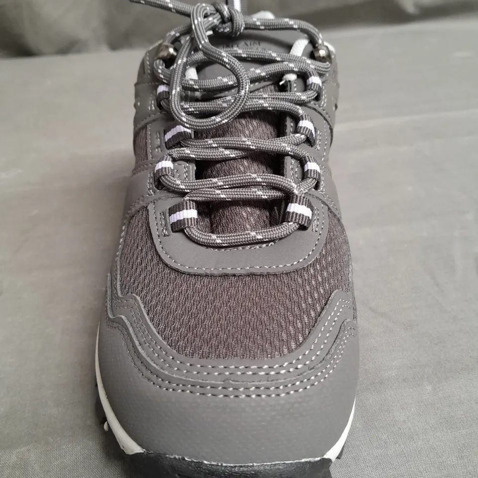 BOXED PAIR OF MOUNTAIN WAREHOUSE WOMENS WIDE FIT WALKING SHOES SIZE UK 4
