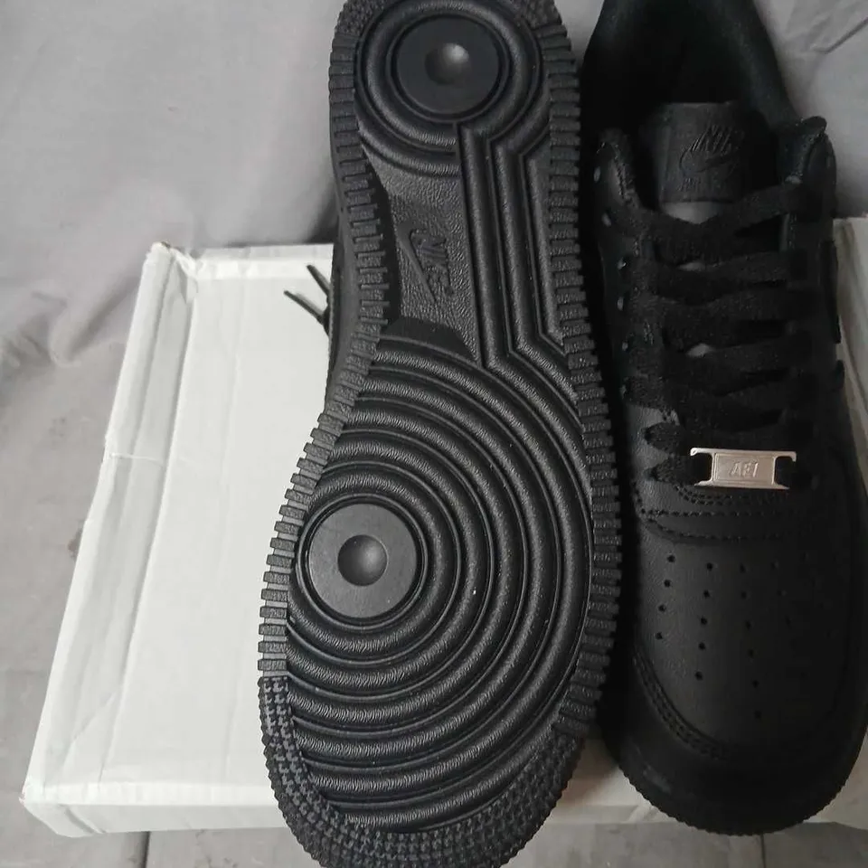 NIKE AIR FORCE 1 '07 BLACK TRAINERS – UK SIZE 6