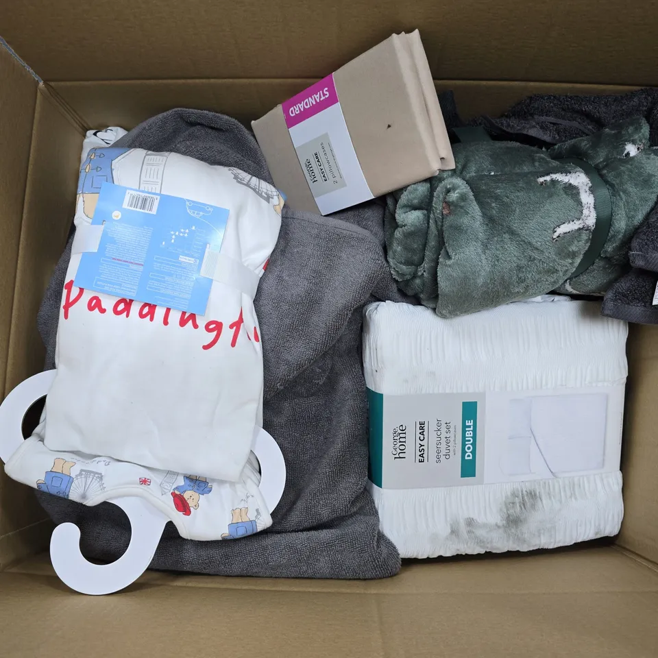 APPROXIMATELY 20 ASSORTED HOMEWARE ITEMS TO INCLUDE PADDINGTON SLEEPING BAG, SEERSUCKER DUVET SET, DOG THROW, ETC