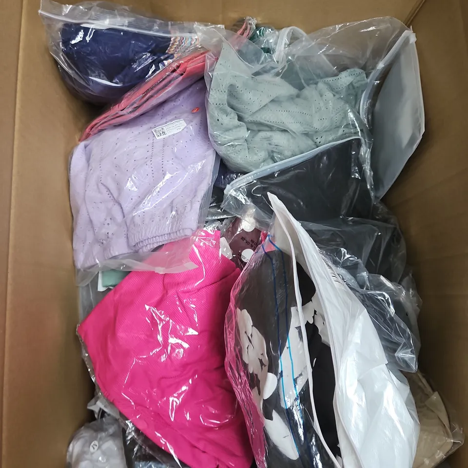 BOX OF APPROXIMATELY 20 ASSORTED CLOTHING ITEMS TO INCLUDE SOCKS, UMBRELLA, TOPS, ETC