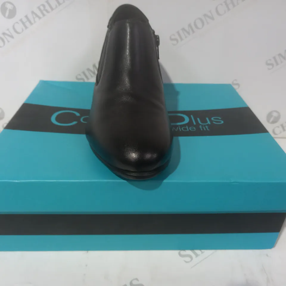 BOXED PAIR OF COMFORT PLUS WIDE FIT LUCIA SZ LOW BLOCK HEEL SHOES IN BLACK SIZE 5