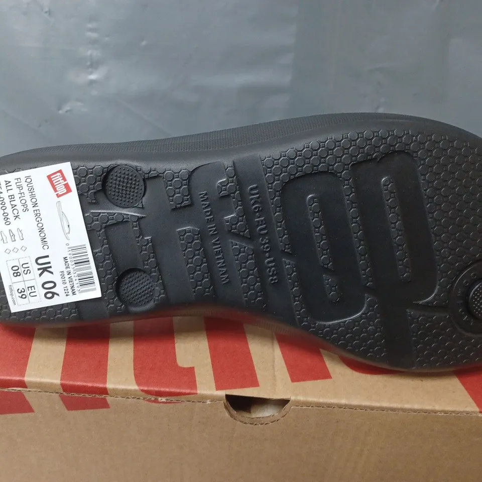 BOXED PAIR OF FITFLOP IQUSHION ERGONOMIC FLIP FLOPS IN BLACK - UK 6