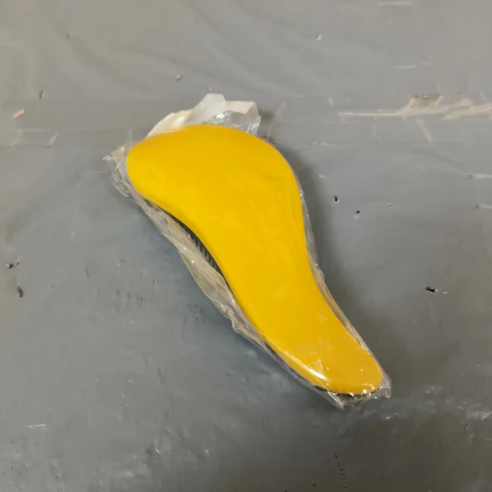 APPROXIMATELY 15 PLASTIC HAIRBRUSHES IN YELLOW/BLACK 