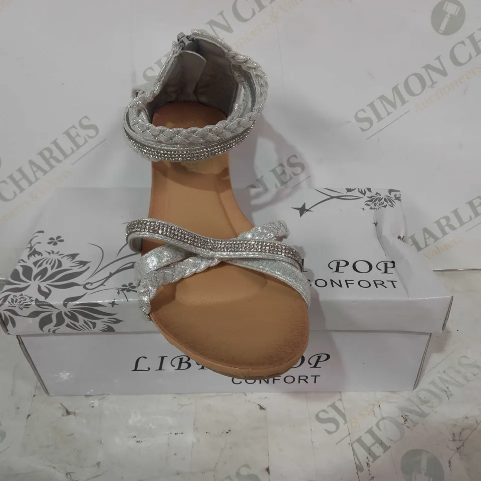 BOXED PAIR OF LIBRA POP LOW WEDGE OPEN TOE SANDALS IN SILVER COLOUR W. GLITTER EFFECT EU SIZE 37
