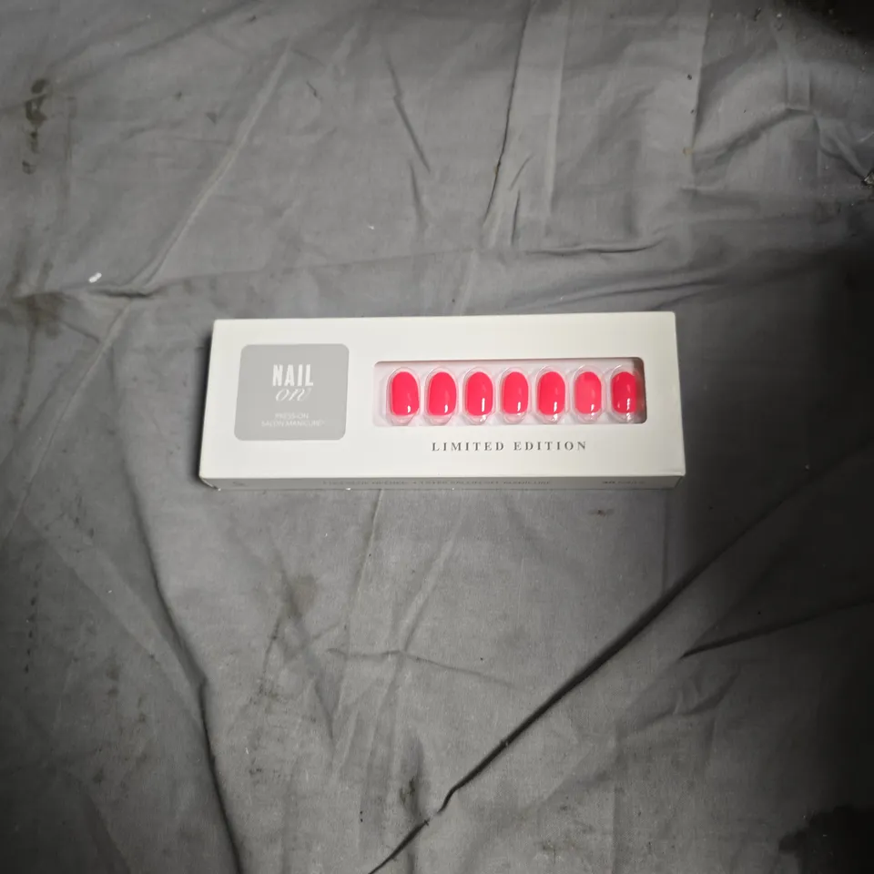 APPROXIMATELY 12 ASSORTED HEALTH AND BEAUTY PRODUCTS INCLUDING CPLGATE MOUTH WASH , NAIL ON FALSE NAILS AND EAR CLEANER WITH CAMERA 