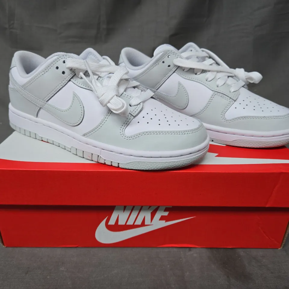 BOXED PAIR OF NIKE WOMEN'S DUNK LOW SHOE SIN LIGHT GREY/WHITE UK SIZE 5.5