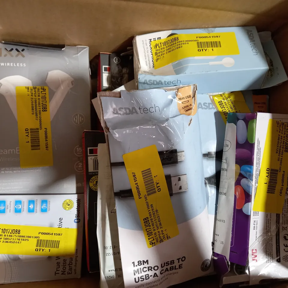 LOT OF APPROXIMATELY 20 ASSORTED HOUSEHOLD ITEMS TO INCLUDE MIXX C10 3 PORT POWER BANK, ONN HEADPHONE SPLITTER, MIXX TYPE C TO USB CABLE, ETC