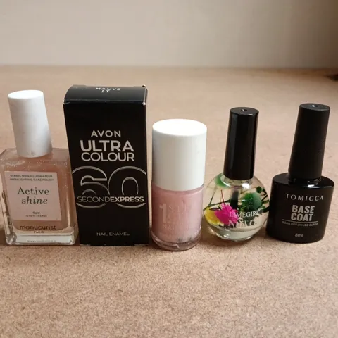 APPROXIMATELY 20 BOTTLES OF NAIL VARNISH TO INCLUDE TOMICCA, AVON ULTRA COLOUR AND MANICURIST
