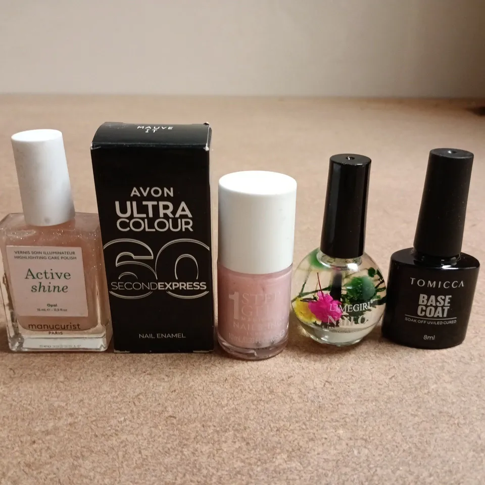 APPROXIMATELY 20 BOTTLES OF NAIL VARNISH TO INCLUDE TOMICCA, AVON ULTRA COLOUR AND MANICURIST