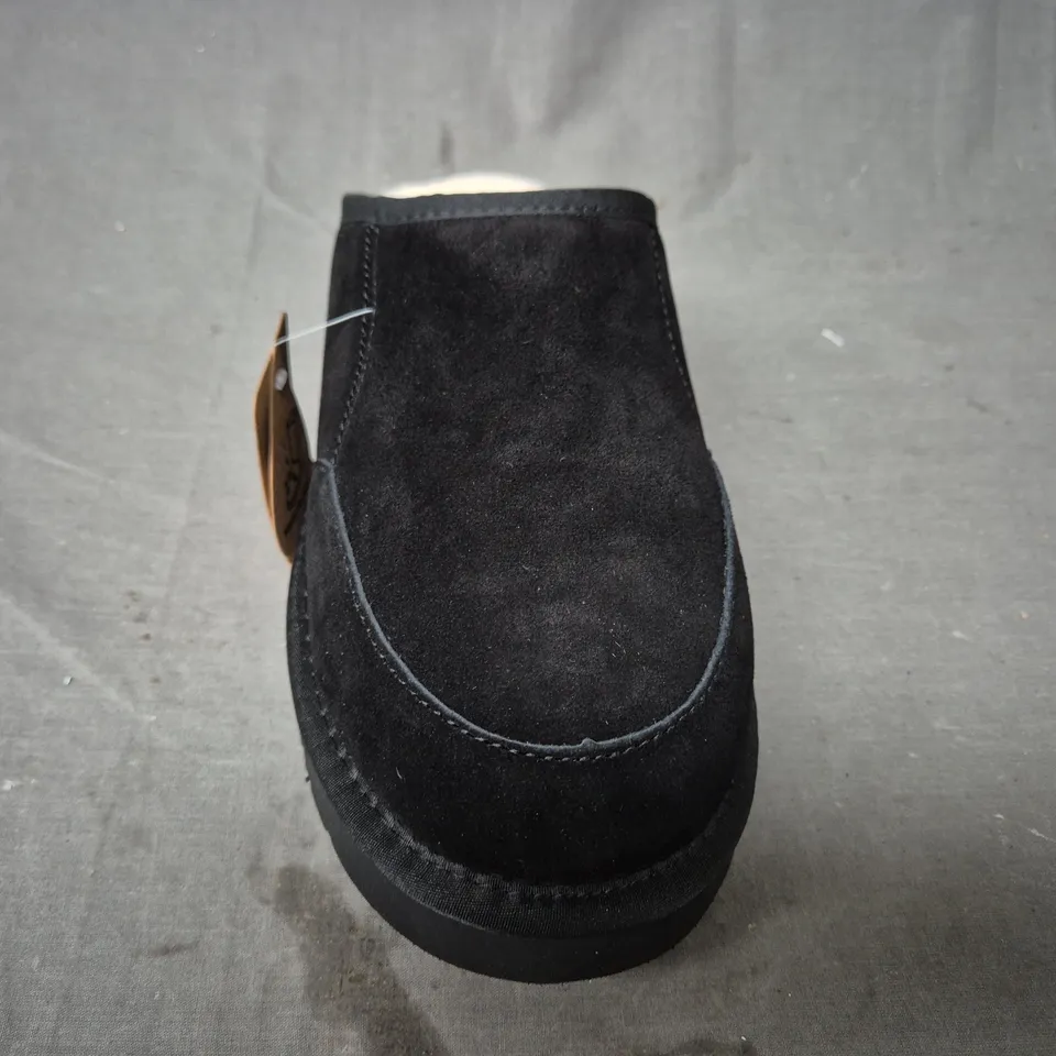 BOXED PAIR OF EVERAU SLIPPERS IN BLACK EU SIZE 44