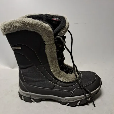 PAIR OF MOUNTAIN WAREHOUSE FLEECE LINED BOOT - UK 4 