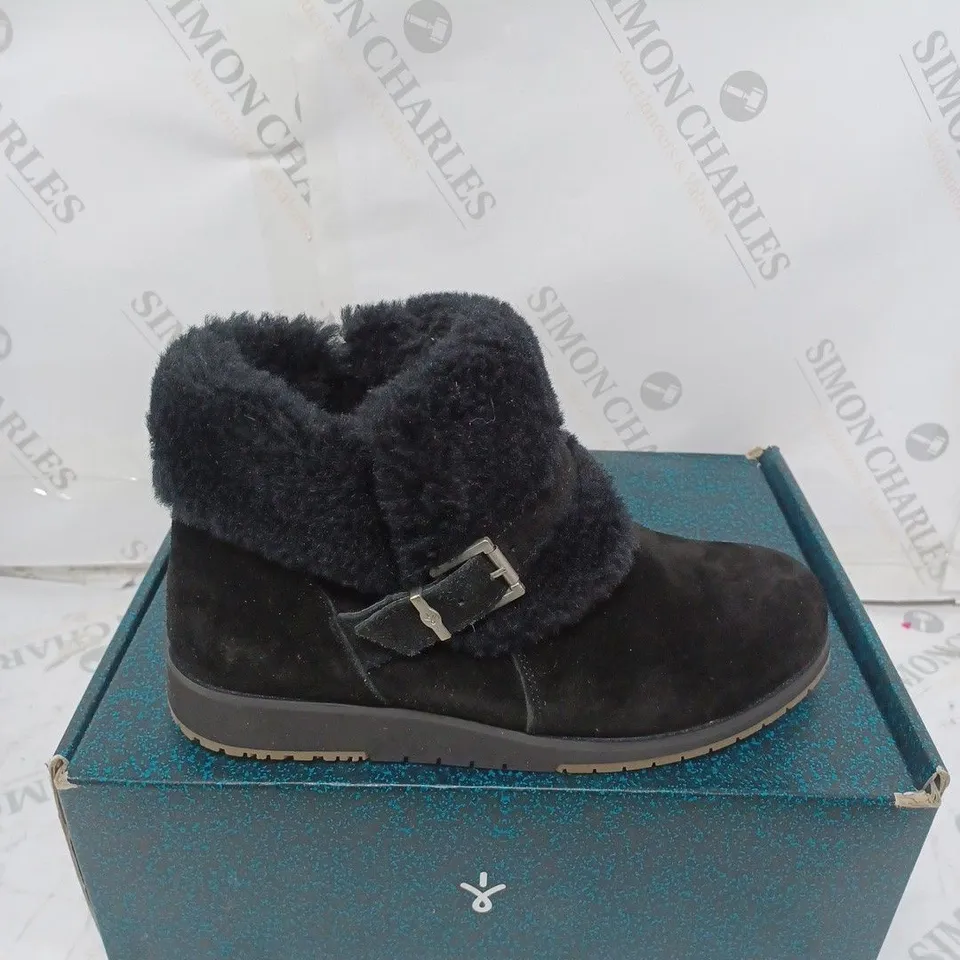  BOXED PAIRS OF EMU AUSTRALIA "OXLEY" LEATHER BOOTS - UK SIZE 6, BLACK 