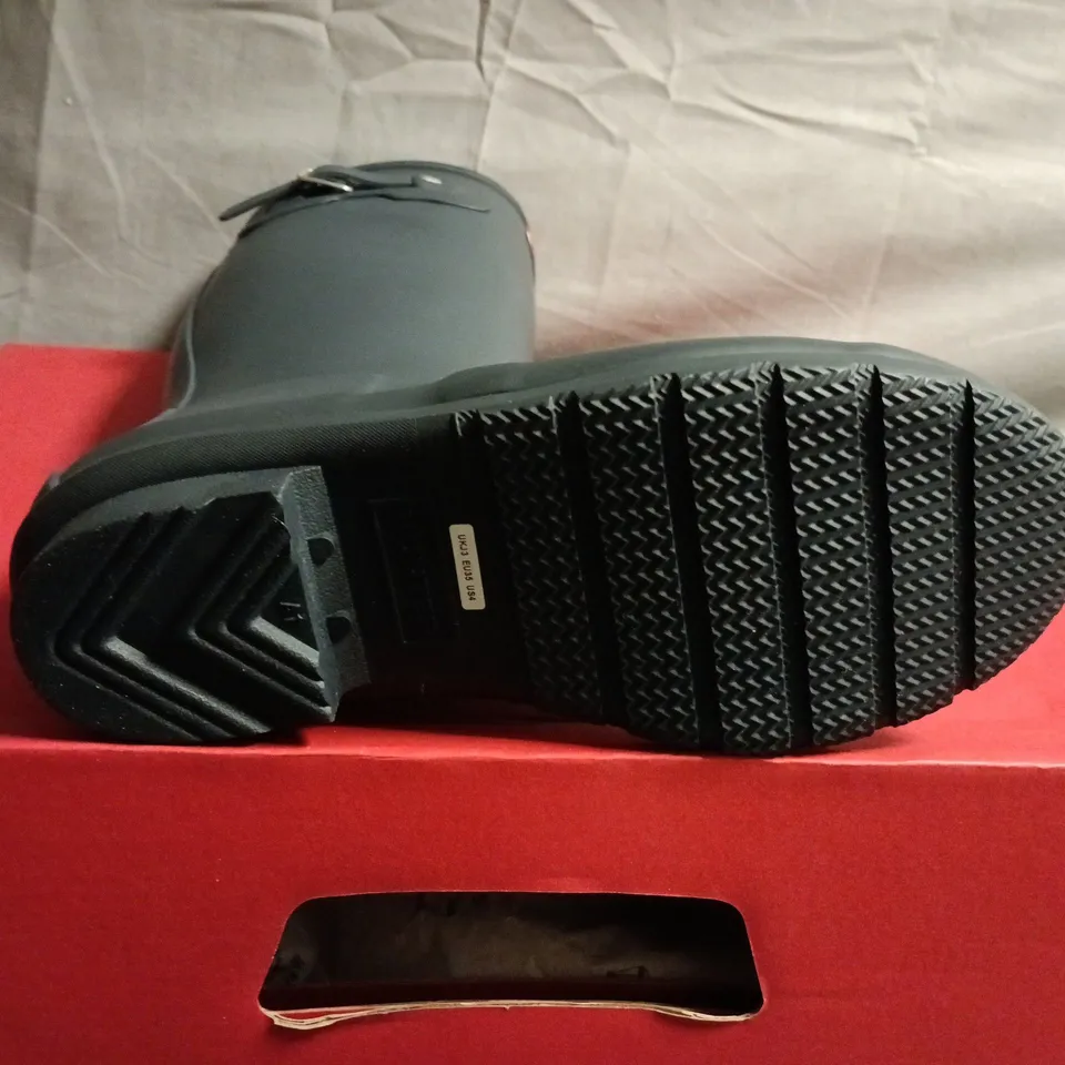 BOXED PAIR OF HUNTER WELLINGTON BOOTS – UK SIZE J3