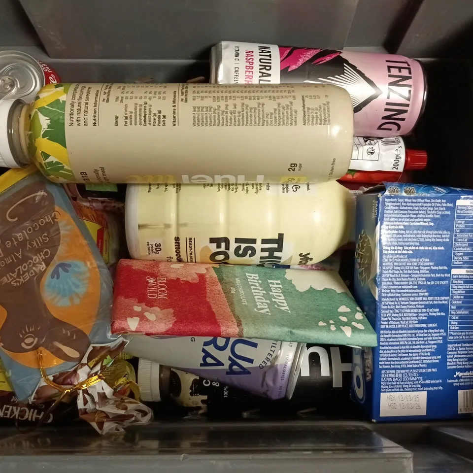 APPROXIMATELY 12 ASSORTED FOOD & DRINK ITEMS TO INCLUDE OREO WAFER ROLL, COCA COLA, YFOOD DRINK, ETC - COLLECTION ONLY