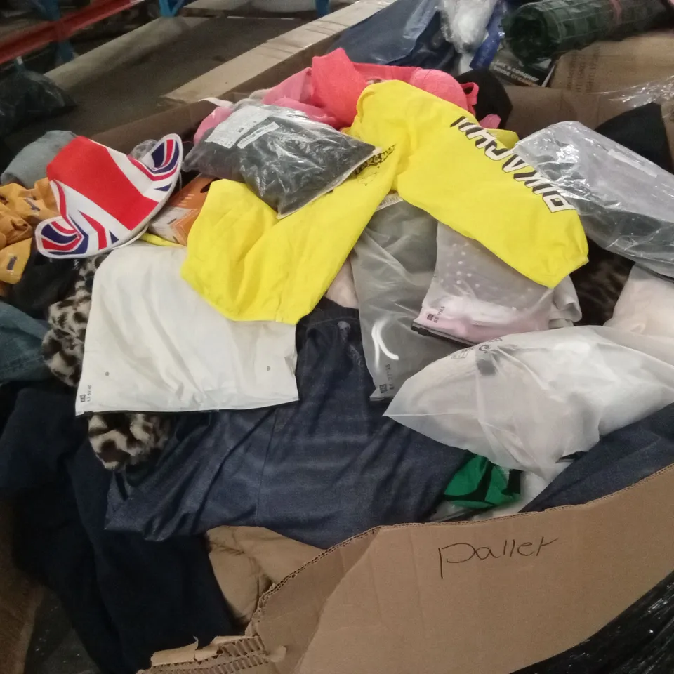 PALLET TO CONTAIN A VERY LARGE QUANTITY OF CLOTHING GOODS. BRANDS, SIZES AND CONDITIONS VARY
