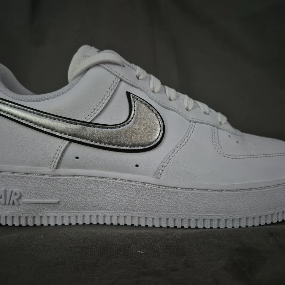 BOXED PAIR OF NIKE WOMEN'S AIR FORCE 1 '07 ESS SHOES IN WHITE/METALLIC SILVER UK SIZE 5.5