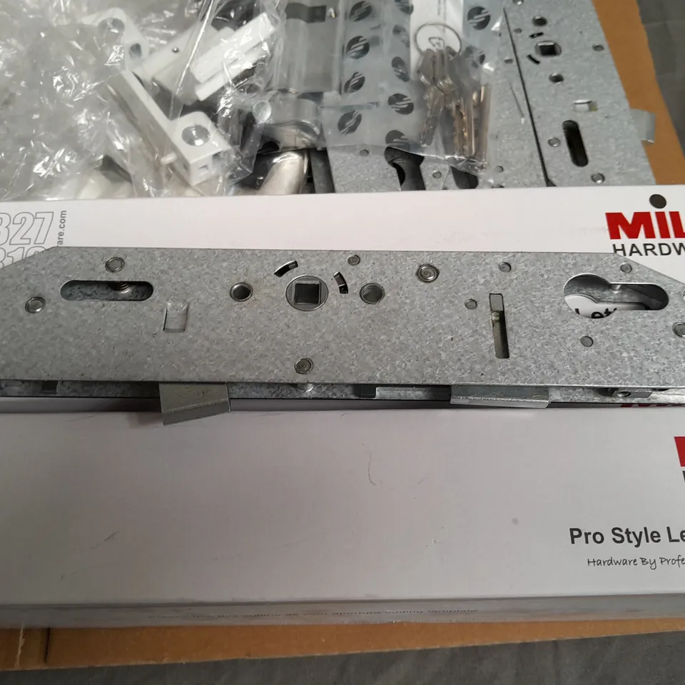 LOT OF ASSORTED FITTINGS TO INCLUDE PATIO HANDLE SETS, SHOOTBOLTS, LETTER BOXES AND THUMBTURN CYLINDER