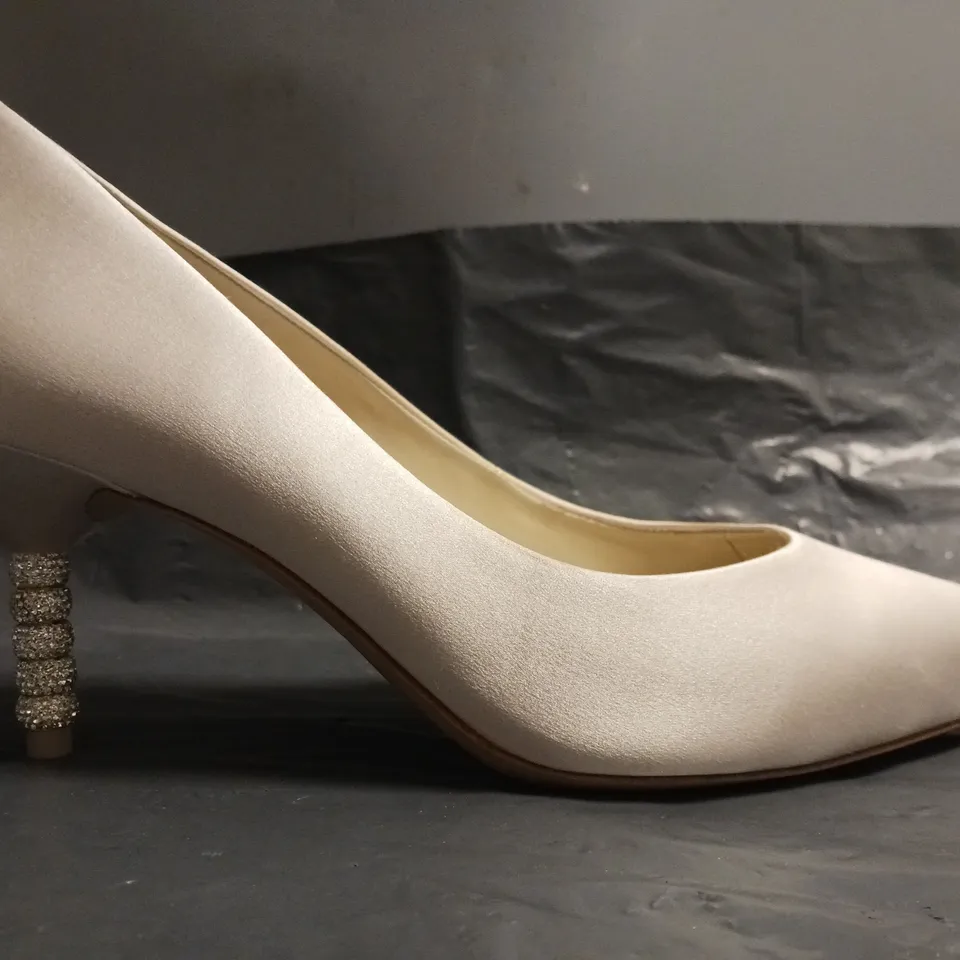 BOXED PAIR OF SOPHIA WEBSTER COCO CRYSTAL MID PUMPS IN SOFT IVORY SIZE EU 39.5