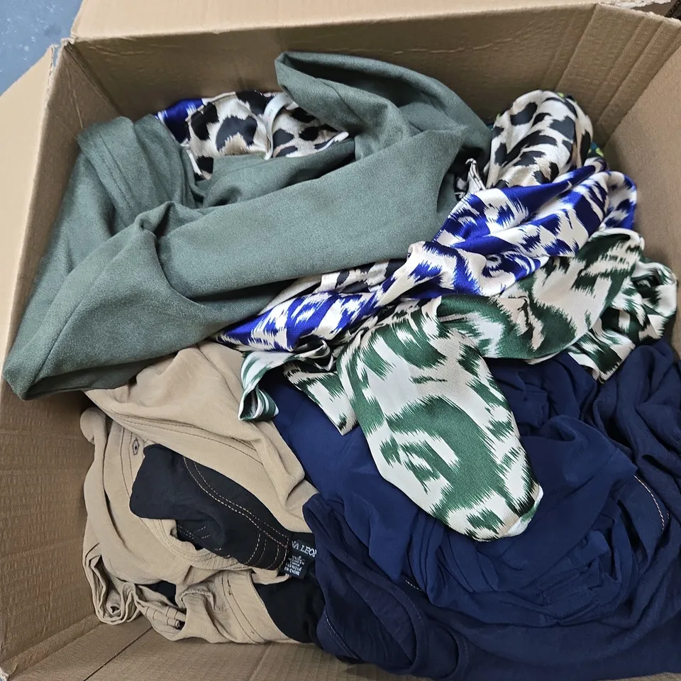 APPROXIMATELY 20 ASSORTED CLOTHING ITEMS IN VARIOUS STYLES, SIZES & COLOURS