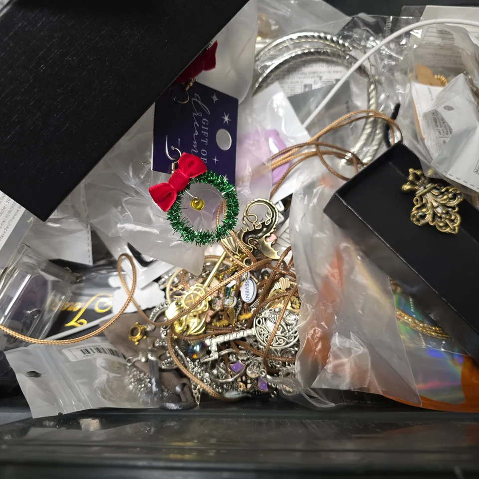 APPROXIMATELY 16 ASSORTED JEWELLERY ITEMS TO INCLUDE - PINEAPPLE CUFF LINKS , NECKLACE , BANGLE ETC