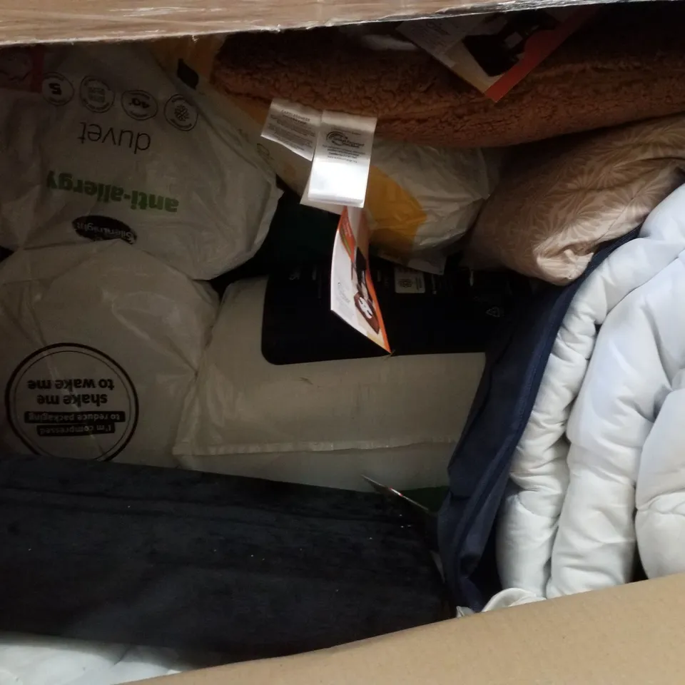 PALLET CONTAINING ASSORTED PILLOWS & BEDDING 