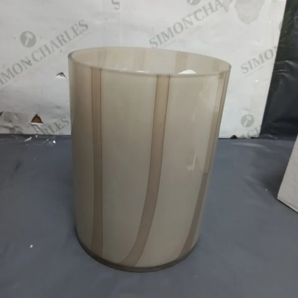 LOT OF 2 HOUSEHOLD ITEMS TO INCLUDE HEATED BLANKET AND GLASS CANDLE HOLDERS