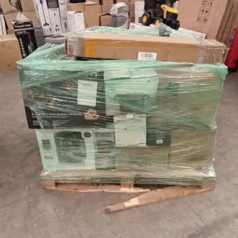 PALLET OF ASSORTED KITCHEN APPLIANCES AND HOME ELECTRICAL GOODS TO INCLUDE: SWAN AND TOWER AIR FRYERS, KETTLE, NUTMEG SLOW COOKERS, EKO TIZEN 50" TV ETC