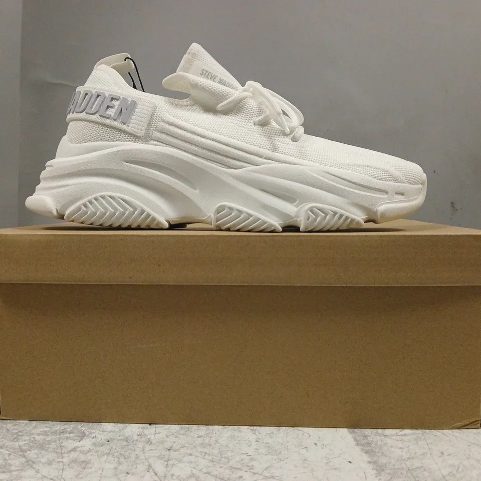 BOXED PAIR OF STEVE MADDEN FABRIC SHOES IN WHITE SIZE UK 8