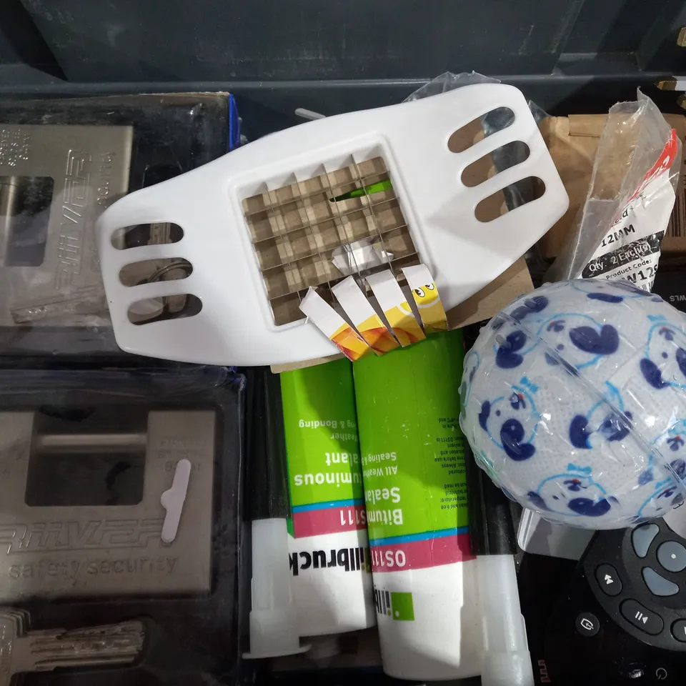 BOX OF APPROXIMATELY 10 ASSORTED ITEMS TO INCLUDE - BACK SCRATCHER - MINI DIGITAL PLATFORM SCALE - CAN OPENER ECT