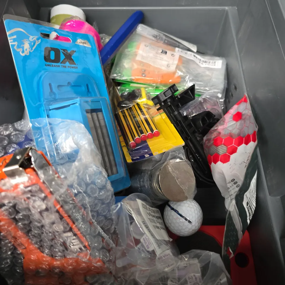 APPROXIMATELY 15 ASSORTED HOUSEHOLD ITEMS TO INCLUDE - SCHOOL PENCILS , GYM HANDLE , ETC 